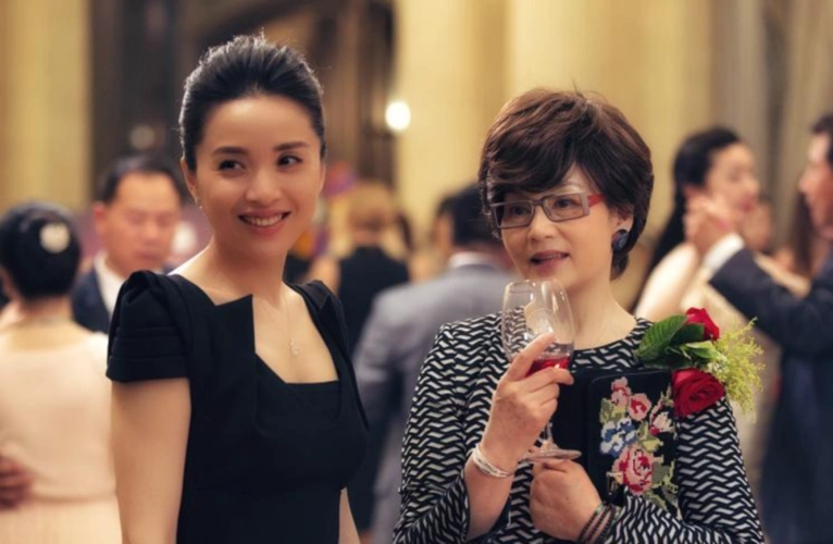 靳东被女演员揩油挽手靠肩姿势亲密看到镜头立马放开