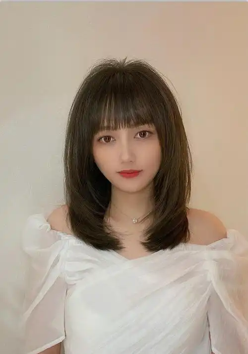 闷青色的锁骨发型,一看就很时尚,发尾烫一点弯度,显得性感又有女人