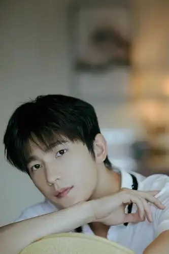 杨洋帅气现身广州品牌活动暖心叮嘱粉丝天热多喝水