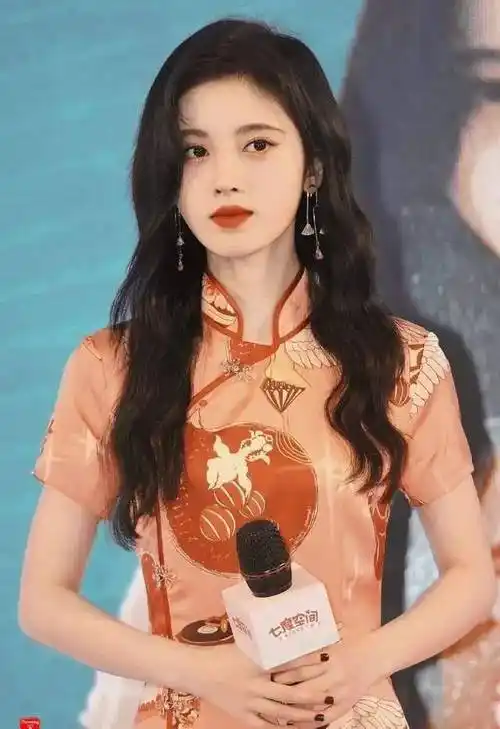 鞠婧祎太绝了身穿旗袍优雅明媚一颦一笑太动人