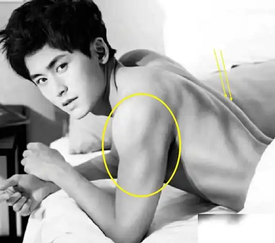 原以为龚俊的腹肌够绝直到看见张哲瀚的身材才知道什么叫型男