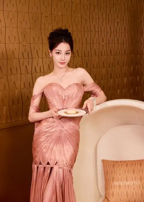 迪丽热巴超话mikimoto全球代言人@dear-迪丽热巴出席品牌寻珍熠境活动