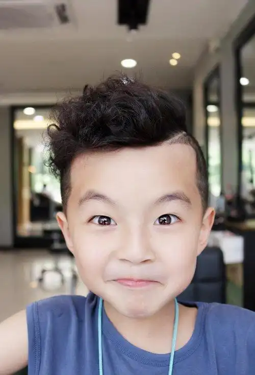 一岁半男孩短头发露五官发型男童顶端泡面卷头发,萌呆到极致的发型