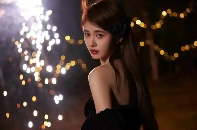 鞠婧祎新年烟花写真,一袭黑色露肩裙,肌肤白皙,又娇又媚