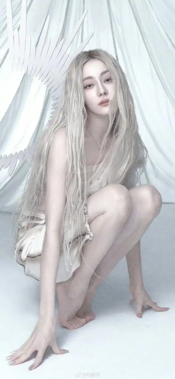 迪丽热巴时装三月刊封面大片