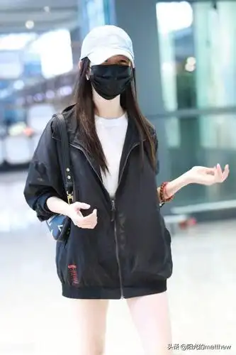 街拍:刘浩存头戴淡蓝色棒球帽,黑色外套白色连衣裙休闲随性_机场