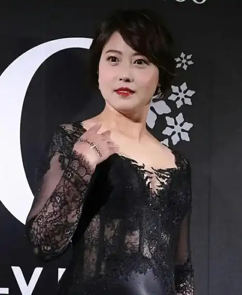 55岁周海媚脸部圆润身形臃肿越来越富态了 | 55岁的周海媚近照曝