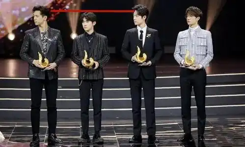 易烊千玺身高成谜,与肖战等人同台呈"凹"字型,与行李箱齐平?