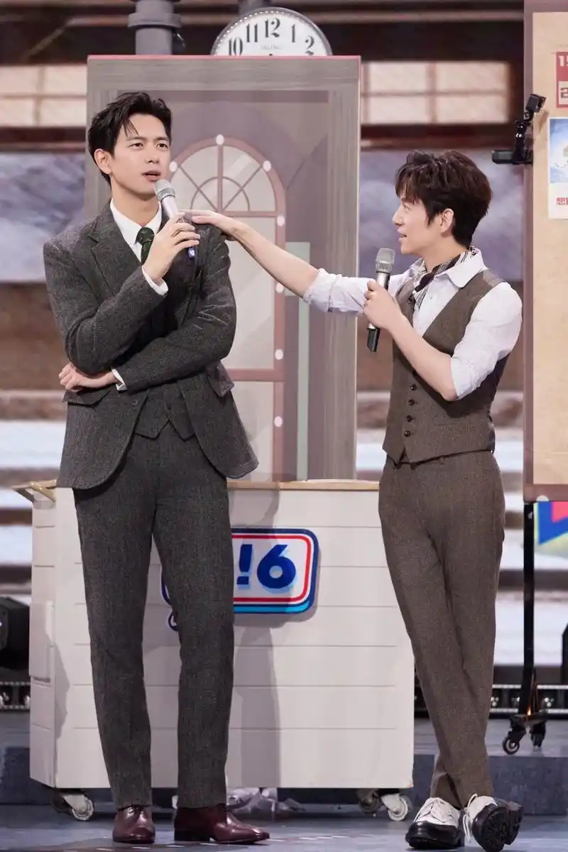 何炅官方身高172cm,应该是真的.