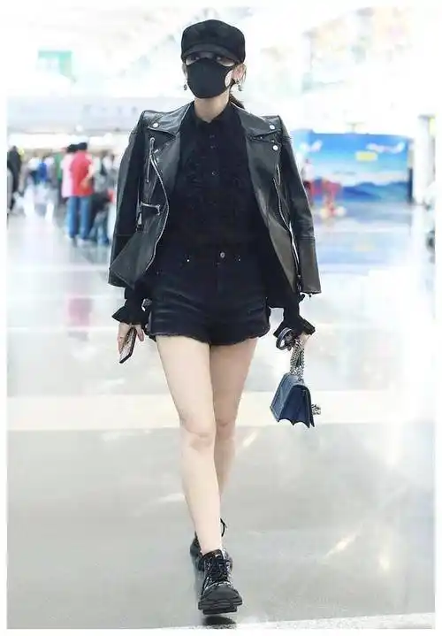 古力娜扎戛纳回程皮衣搭配马丁靴一身酷帅造型尽显长腿