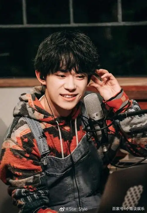 易烊千玺穿复古背带裤搭拼色卫衣羊卷毛四字超软萌少年感爆棚