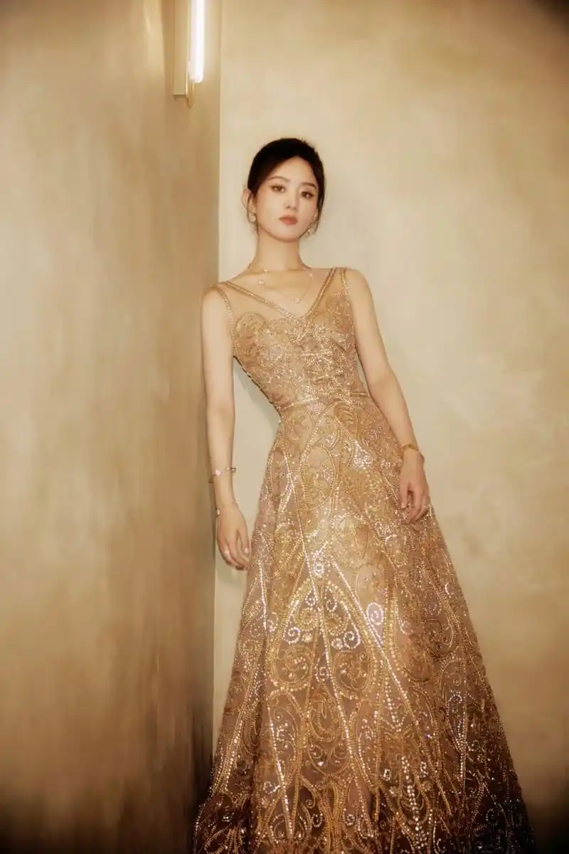 赵丽颖# 身穿金色刺绣透视裙,清纯妩媚的眼神,肤白貌美的容颜,白皙