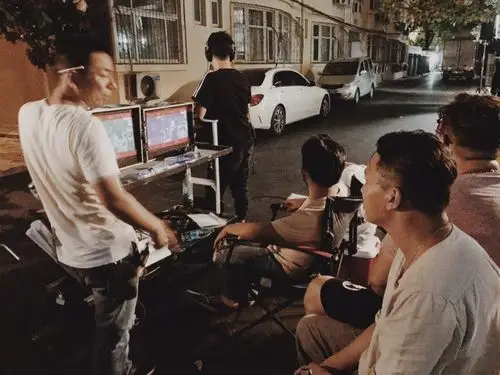 图为深夜剧组夜景拍摄《烙印》将于2017年12月份会和大家见面,讲述三