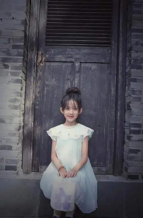 8月3日,孙莉在社交平台晒出8岁的二女儿黄少艾的