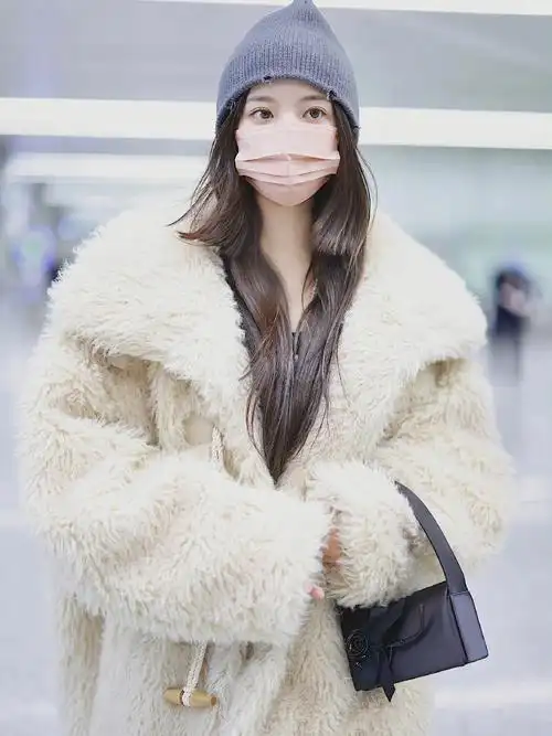 杨超越今日机场私服分享,牛角扣泰迪大衣搭配金属小logo装饰牛仔裤