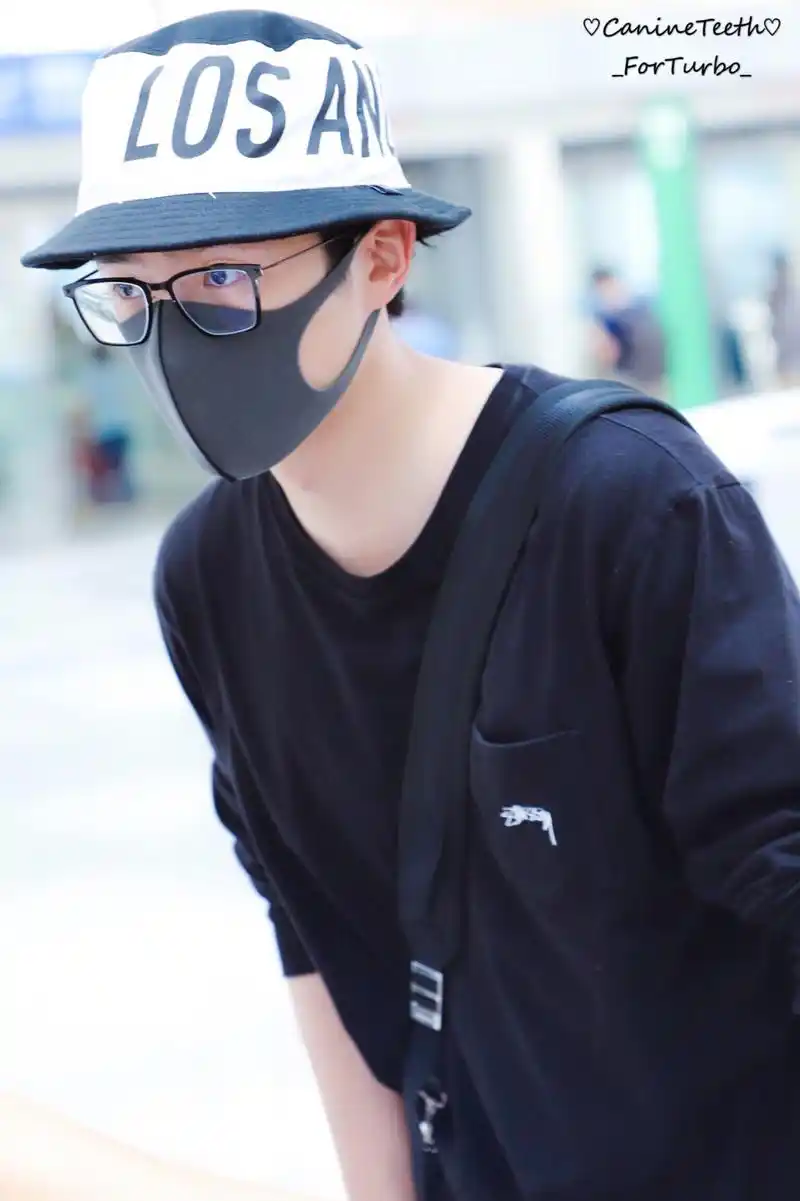 刘昊然结束东京行程回国 小哥哥疑似剪了清爽短发