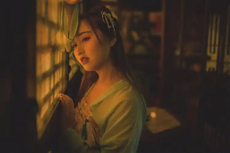 谁知道这张qq音乐锁屏壁纸在哪能找到?找了好久了.找高清做壁纸.