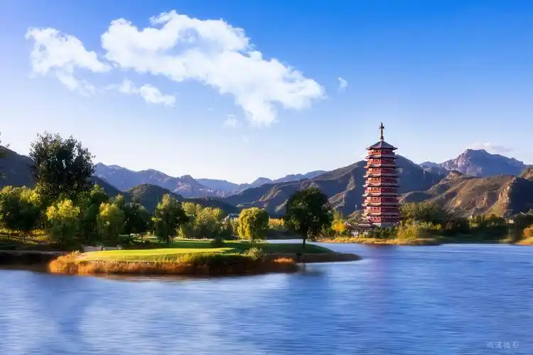 碧水蓝天此图拍摄于北京市怀柔区雁西湖国际会议中心