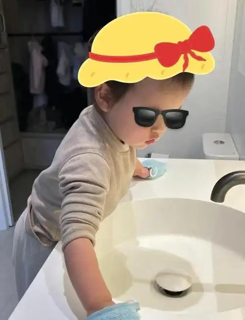 昆凌罕晒三胎正面照,2岁妹妹干家务好软萌,嘴唇微翘超像周杰伦