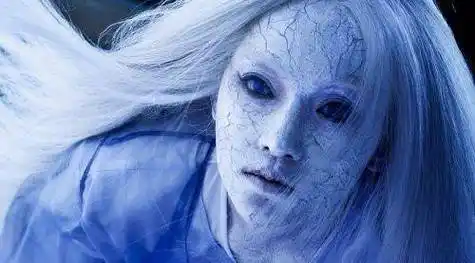 清朝一幅"女鬼图",放大10倍看她在做什么?