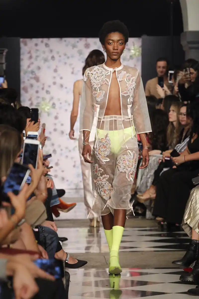 亚历克西娅·乌利瓦里品牌亮相2019墨西哥城春夏时装周