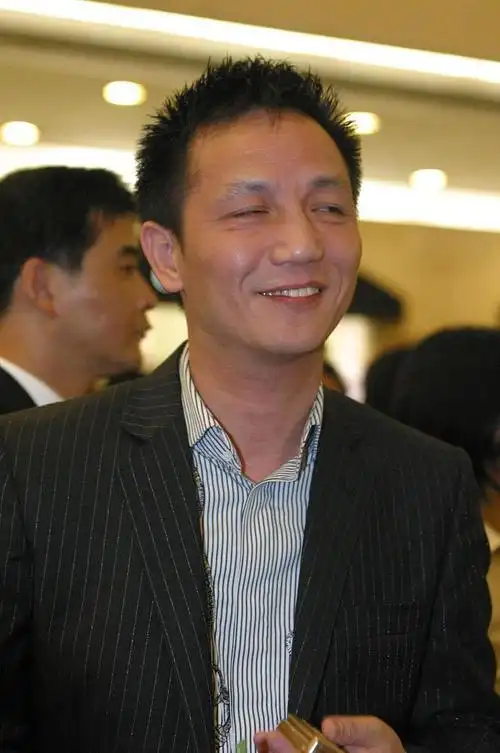 上海外滩五星级酒店一场金碧辉煌的生日宴正在举行,主角是周正毅先生