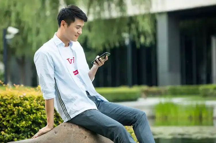 青年男子看手机图片