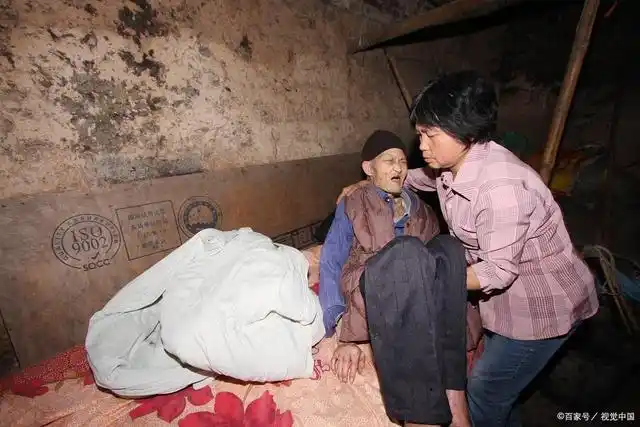 老人死了按风俗不能穿红衣服母亲单位要求穿红衣服工装怎么办