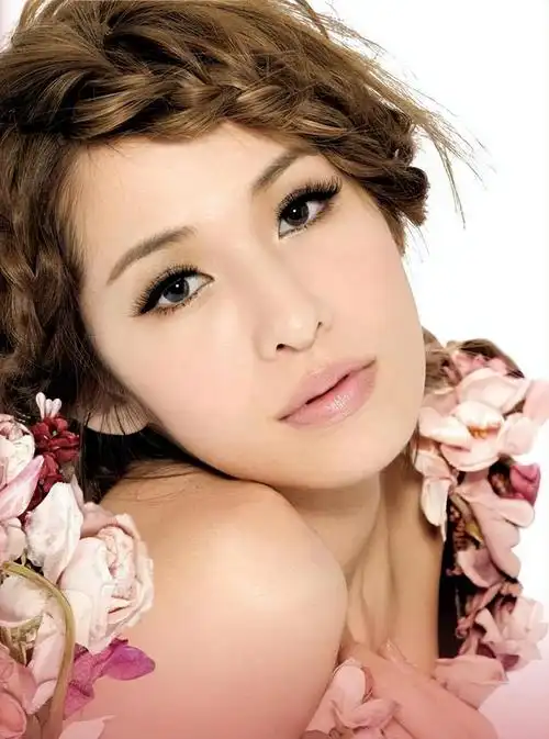 19年换17个男朋友43岁萧亚轩脸尖下巴突网友纵欲过度的代价