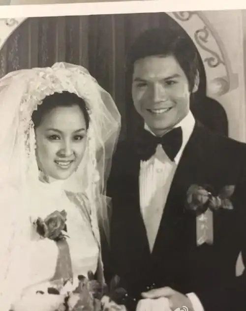 同时我们还发现,在向华强和陈岚的结婚照中,向华强年轻的时候和向佐真