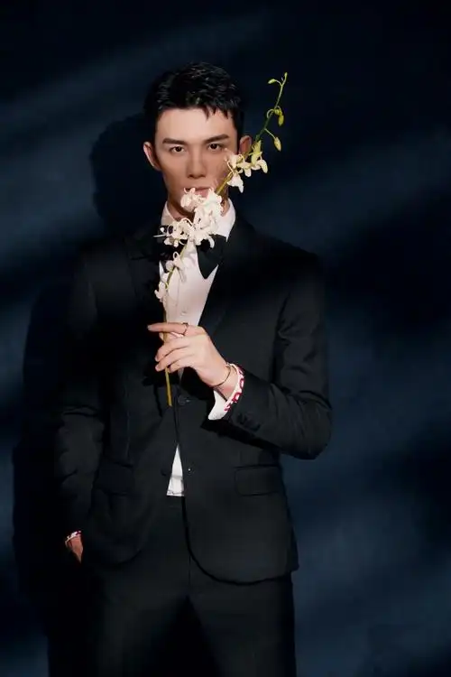 吴磊金鸡奖造型,穿上古驰西装的帅气男孩,越发硬朗英气的少年感