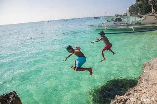 台湾20岁女游客在长滩岛游玩被罚款 警方:她就穿了一根绳子!