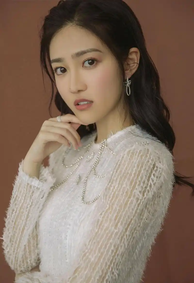 "美少女"汤梦佳:清纯靓丽,甜美迷人