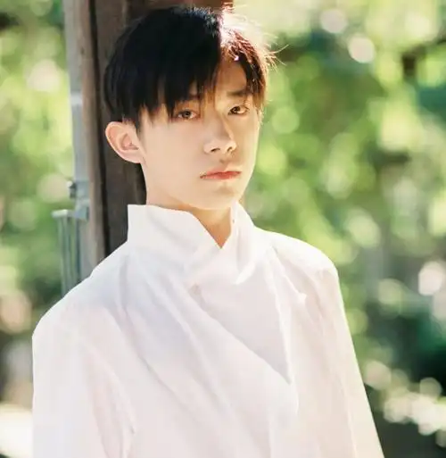 少年的你易烊千玺剧照曝光,眼里全是戏,衣服却不小心剧透了!