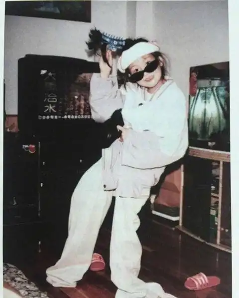 郑爽罕见童年照曝光花式摆pose简直就是天生做演员的料