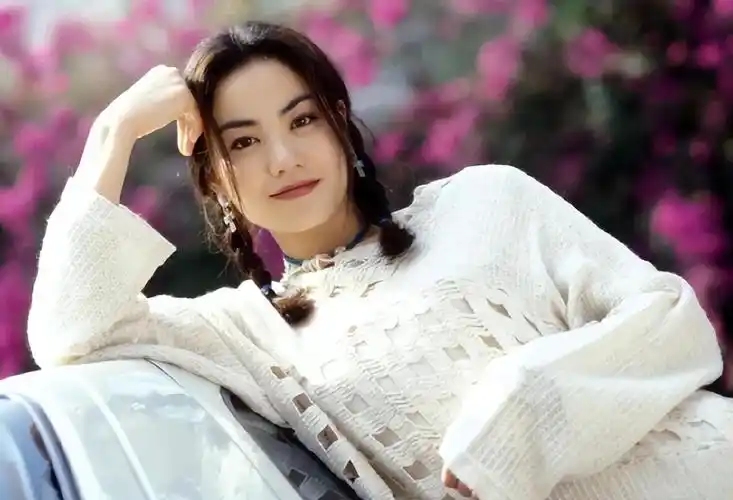 王菲年轻时原来这么美,穿白毛衫配麻花辫美得清纯动人