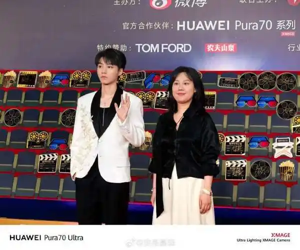 王俊凯怼脸镜头#微博电影之夜真是星光熠熠,超高清照片让我仿佛置身