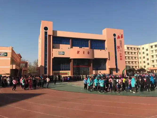 黄岛区新世纪小学举行冬季长跑活动启动仪式