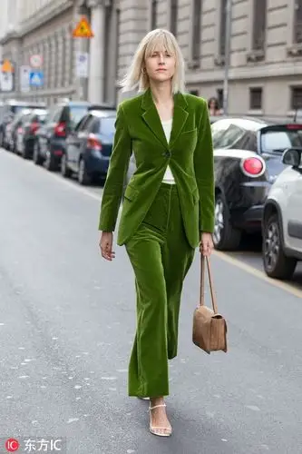 数码后期西装外套一穿就有 它支撑起了我一整年的时髦!