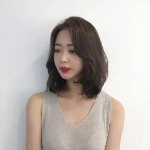 凸显温柔气质的中长发发型