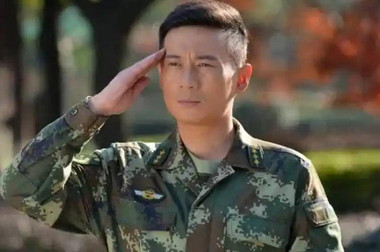 戏里演父女戏外是夫妻,关系公开儿子已八岁,这俩人才是隐藏大佬