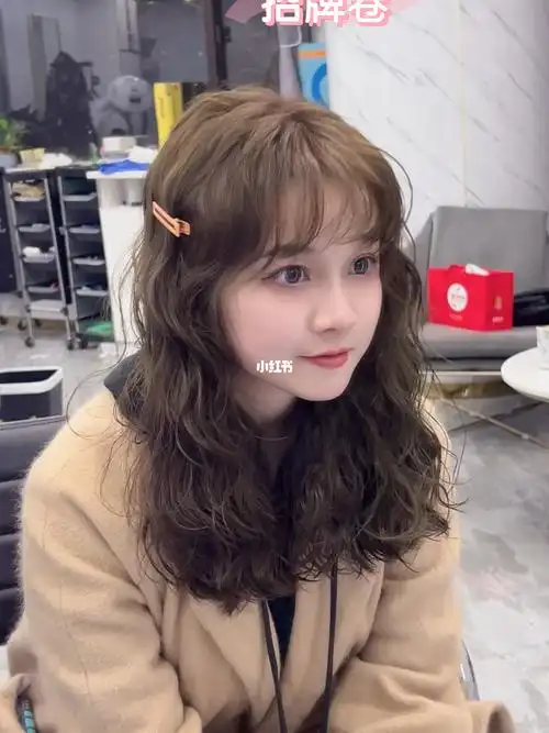 头发稀少中发烫发发型推荐蛋蛋卷法式卷最大的特点就是卷从发根开始