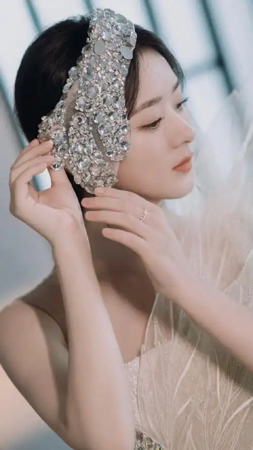 赵丽颖|壁纸    好漂亮的赵姐 清透优雅又很有气场!