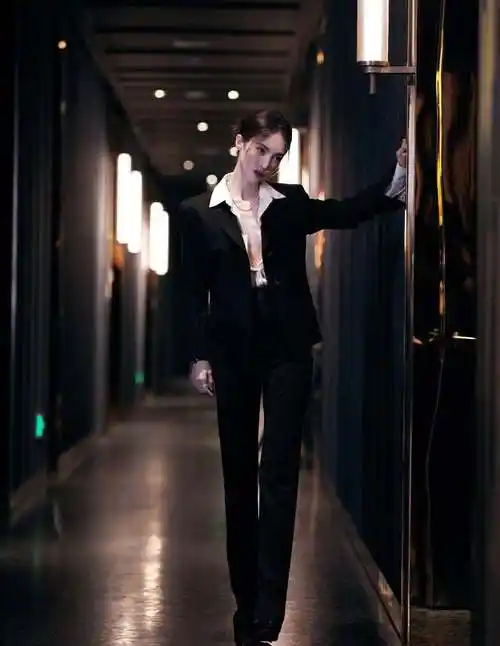 金晨出席时尚颁奖晚宴真空深v西装打破常规诠释女性力量