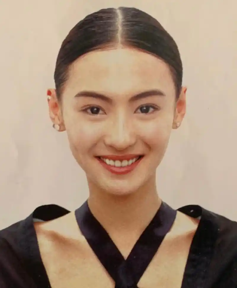 除了发缝有点宽之外,张柏芝的头简直完美,高颅顶线条流畅,发际线也