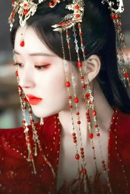 赵露思在《神隐》里面红衣妆造,显得非常的好有气场,超级期待霸气的凤