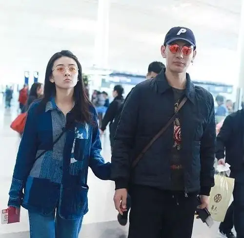 梁洁携手未婚夫蒲巴甲,一身拼色牛仔装,尽显娇俏少女味!