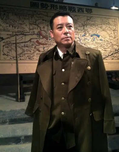 佟凡亲情加盟《最后的国门》 一身戎装威风凌然