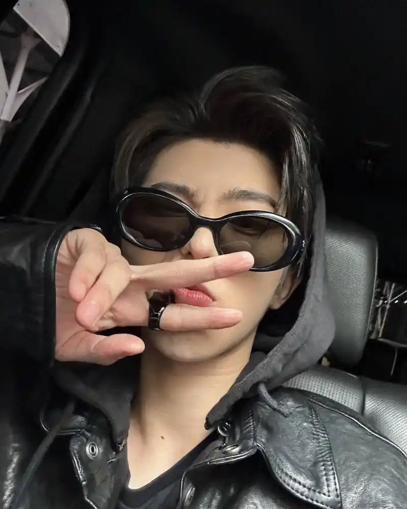 今日份可可爱爱的坤哥#蔡徐坤皮衣墨镜街头随拍