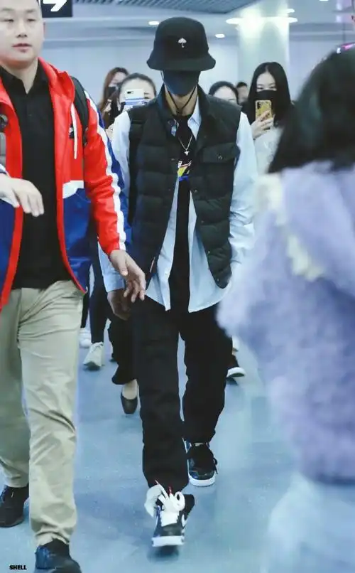 王一博.潮男机场私服穿搭#王一博 #热烈的不是青春是我们 - 抖音